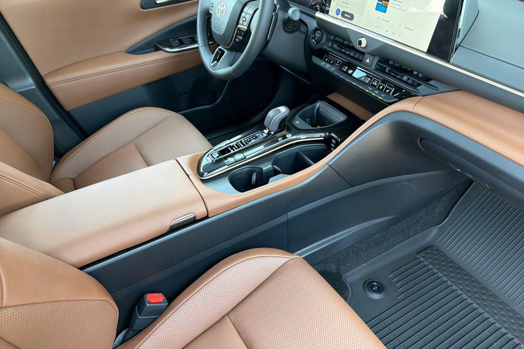 صورة 17 لـ 2026 Toyota CROWN SIGNIA LIMITED