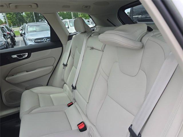 2023 Volvo XC60 RECHARGE PLUG-IN HYBRID T8 ULTIMATE DARK THEM — миниатюра 13