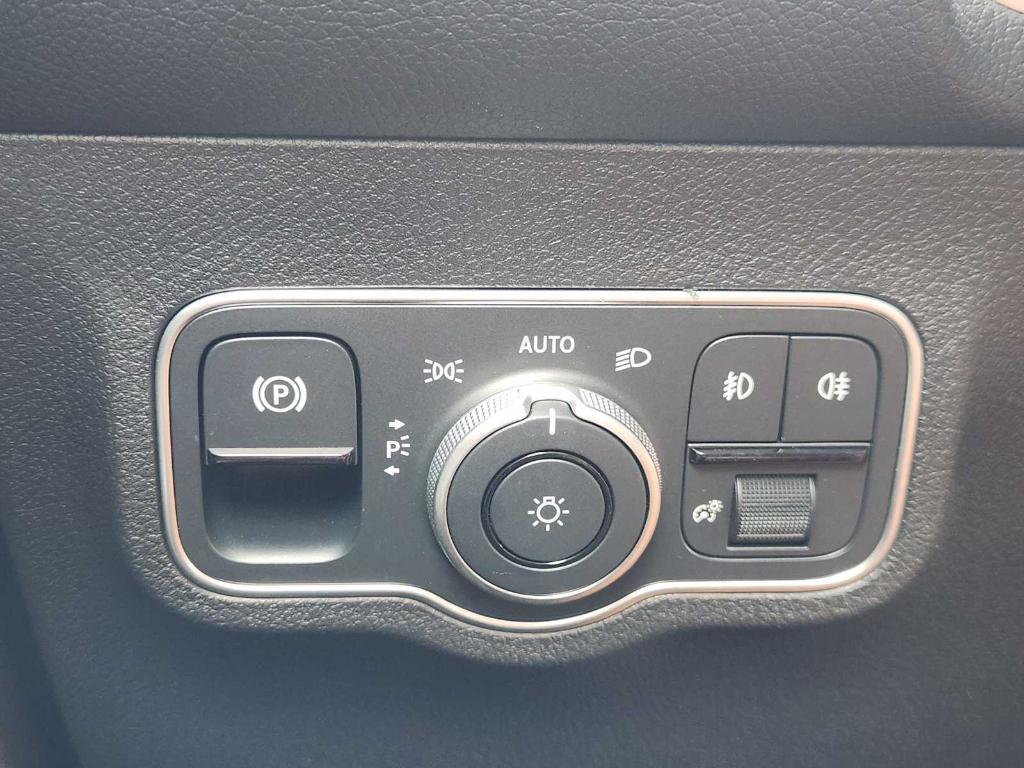 2026 Mercedes-BENZ GLB — миниатюра 19