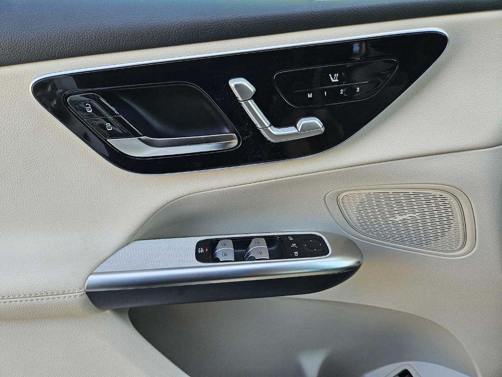 2025 Mercedes-BENZ GLC — миниатюра 17