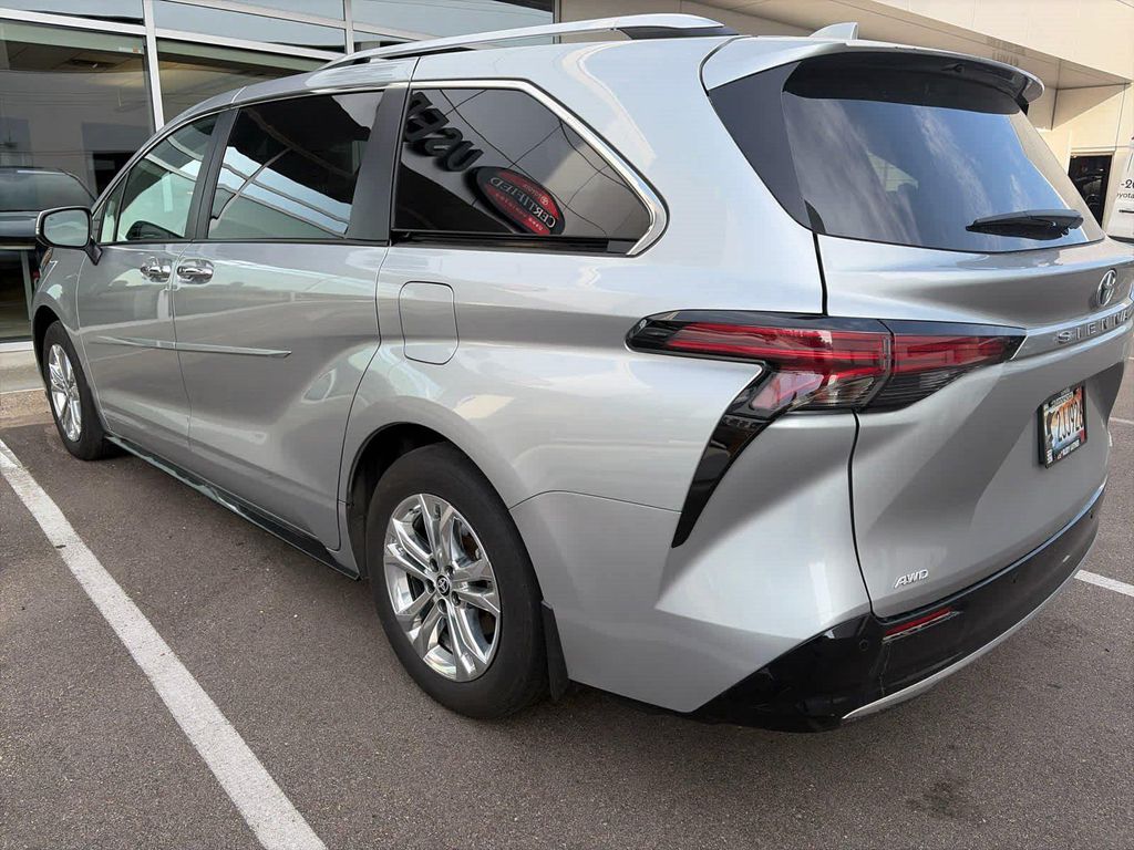 صورة 3 لـ 2023 Toyota SIENNA PLATINUM