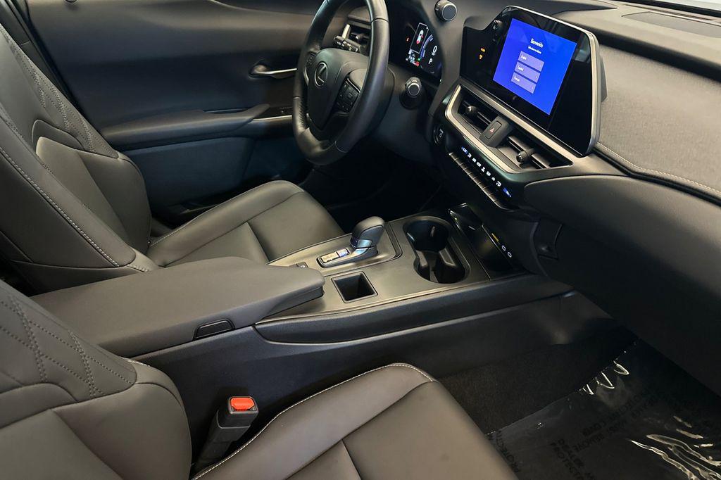 صورة 15 لـ 2025 Lexus UX 300H BASE