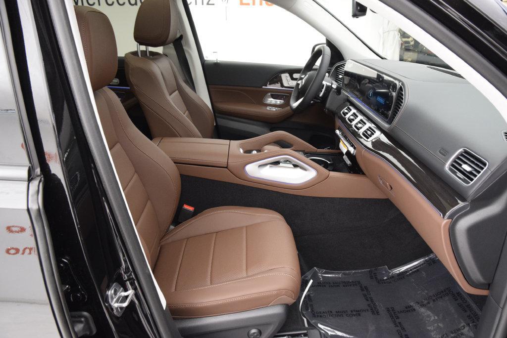 2026 Mercedes-BENZ GLS — миниатюра 16