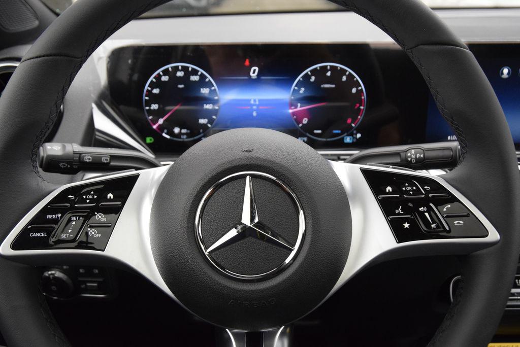 2026 Mercedes-BENZ GLB — миниатюра 23