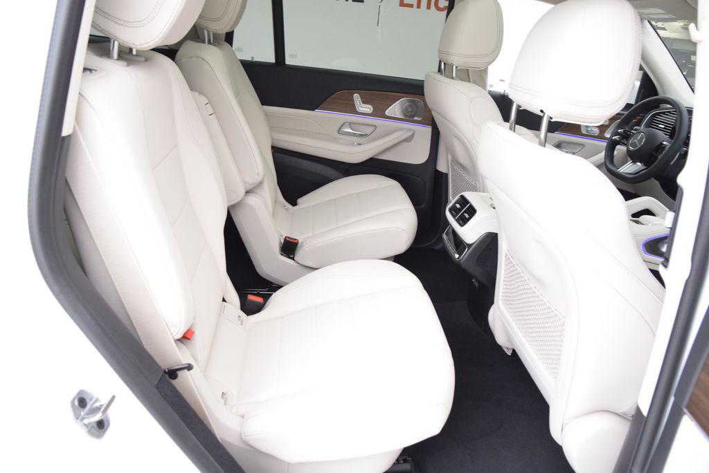 2026 Mercedes-BENZ GLS — миниатюра 18