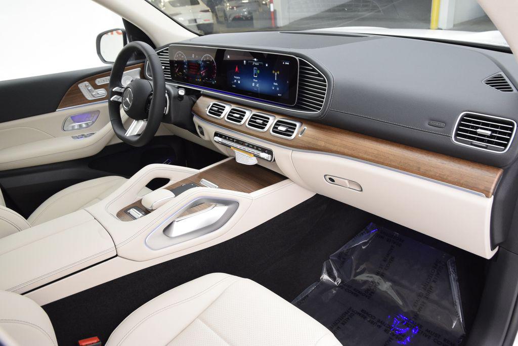 2026 Mercedes-BENZ GLS — миниатюра 14