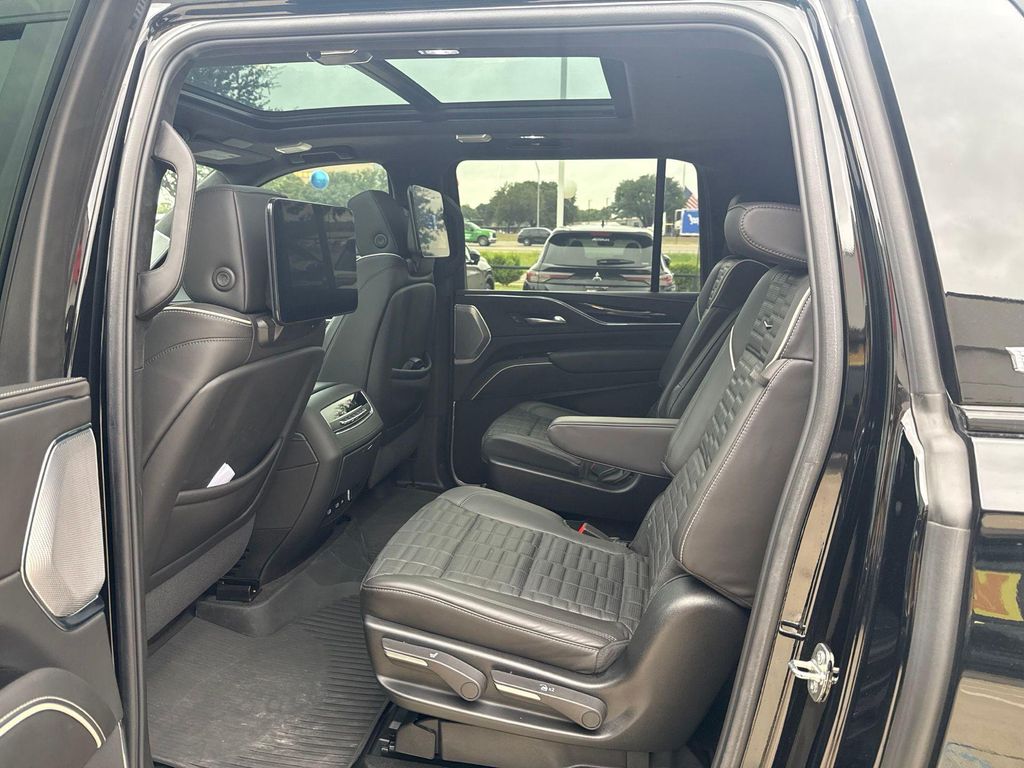 صورة 5 لـ 2024 Cadillac ESCALADE ESV V-SERIES