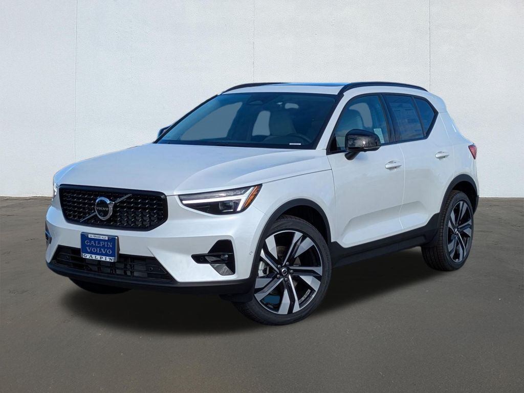 New 2026 Volvo XC40 B5 Ultra Dark