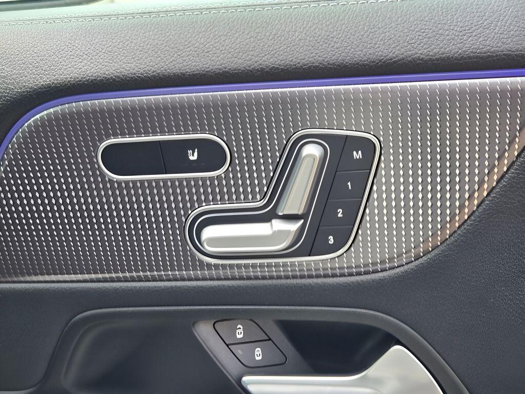 MERCEDES-BENZ GLA - 10