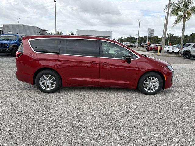 New 2027 Chrysler Pacifica SELECT