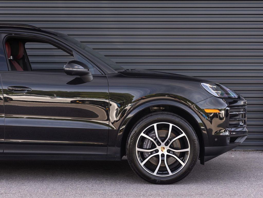 2024 Porsche CAYENNE photo 9