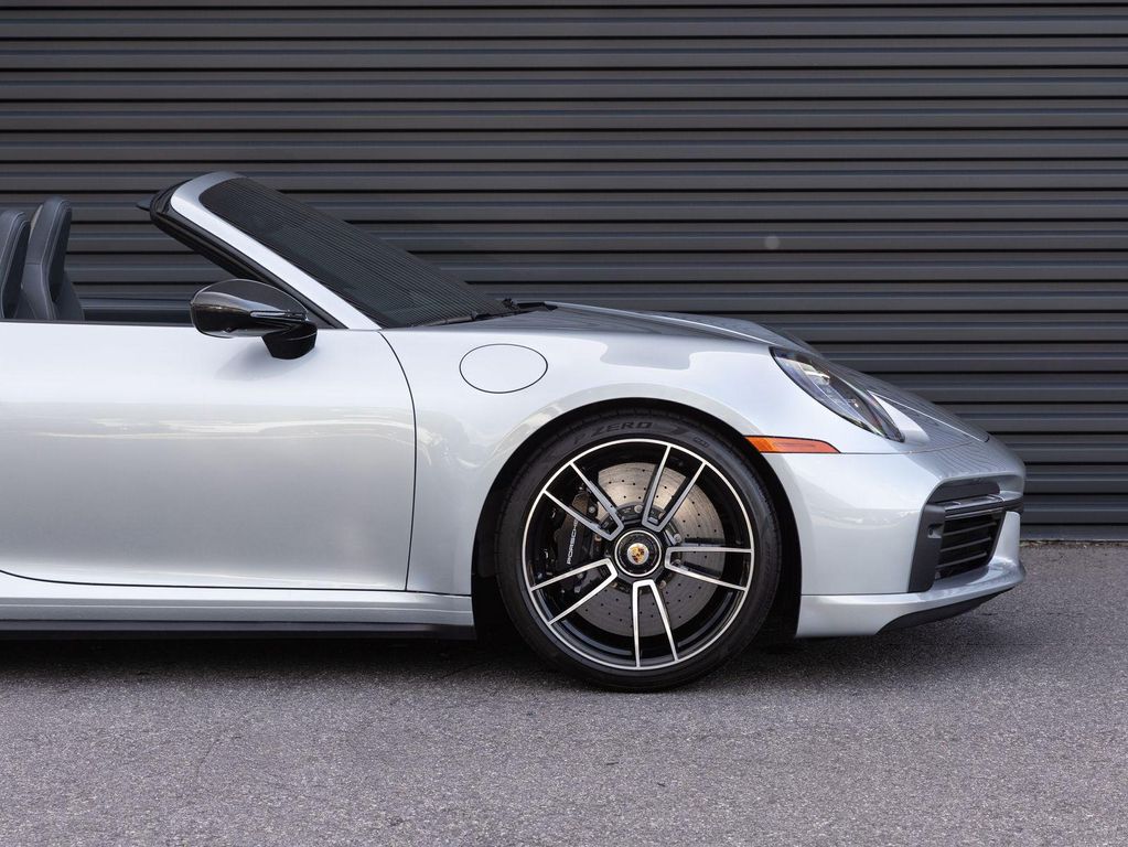 صورة 10 لـ 2022 Porsche 911 TURBO S