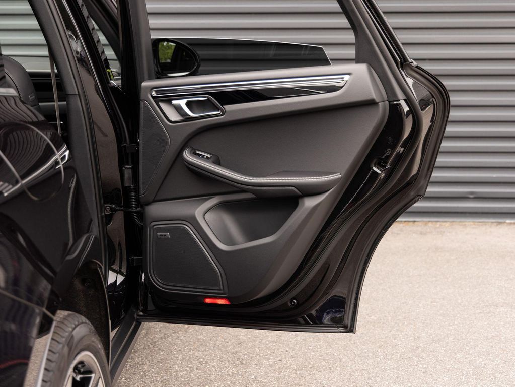 2026 Porsche MACAN thumbnail 29