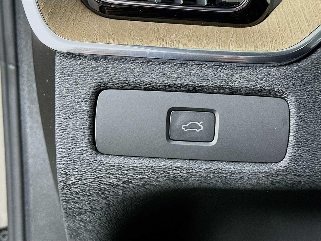 2026 Volvo XC60 B5 PLUS — фото 10