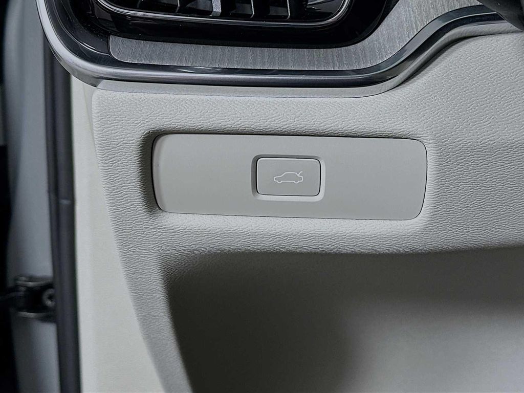 صورة 10 لـ 2026 Volvo V60 CROSS COUNTRY PLUS, B5 AWD GAS (MILD HYBRID)