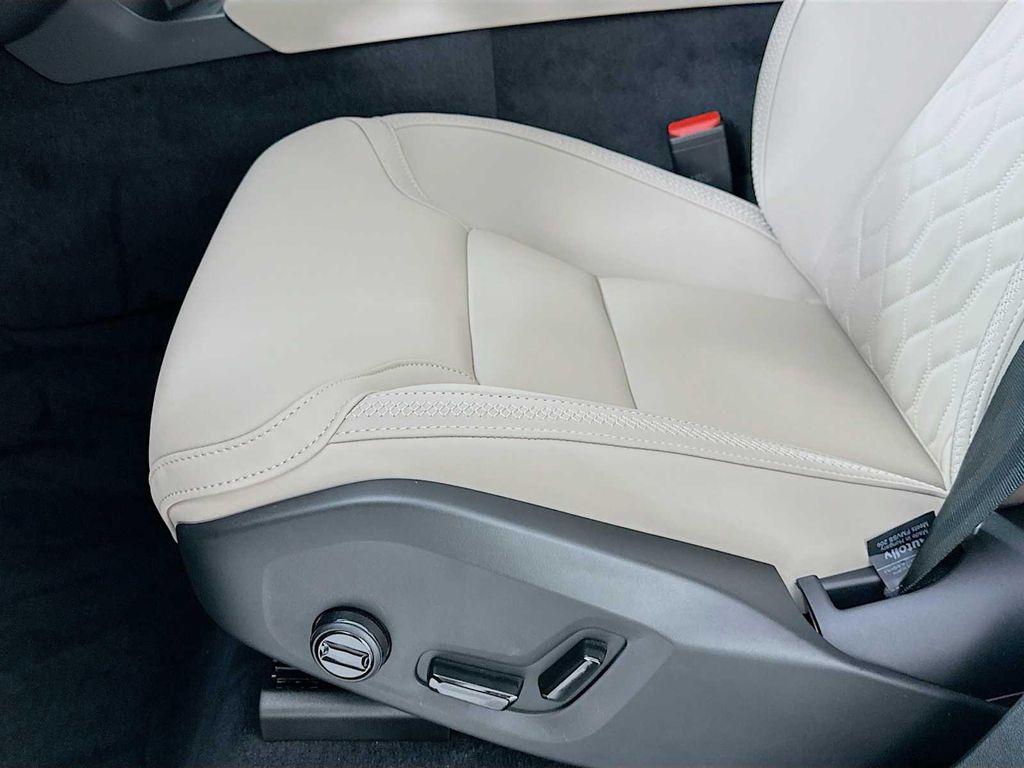 2026 Volvo XC90 PLUG-IN HYBRID PLUS, T8 AWD, ELECTRIC/GASOLIN 缩略图 17