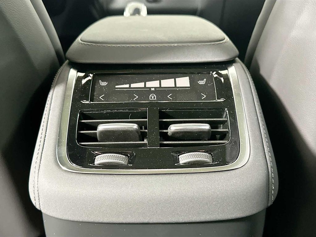 2025 Volvo XC90 B6 PLUS 7-SEATER thumbnail 24