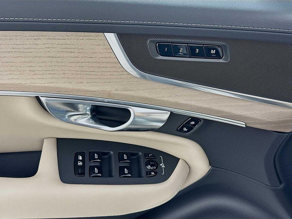 2026 Volvo XC90 PLUS, B5 AWD GAS (MILD HYBRID), GASOLINE, BRI — миниатюра 16