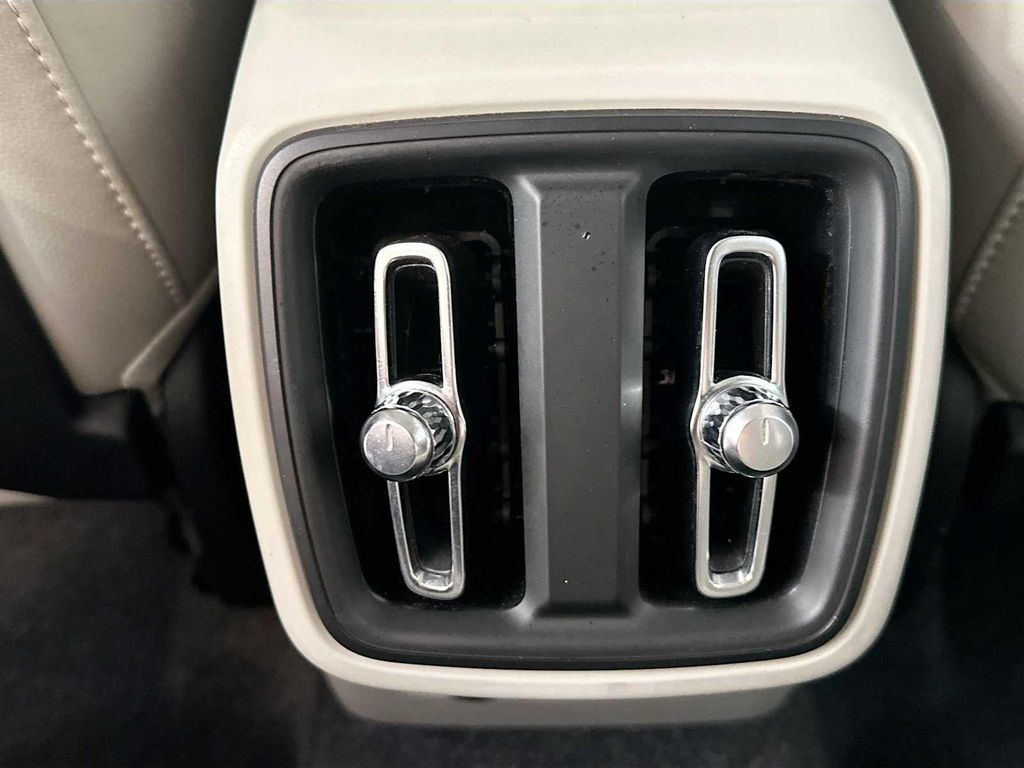 2025 Volvo XC40 B5 PLUS DARK THEME — миниатюра 24