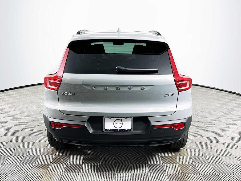 2026 Volvo XC40 PLUS, B5 AWD GAS (MILD HYBRID), DARK 照片 6