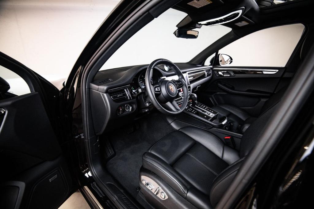 2026 Porsche MACAN photo 4