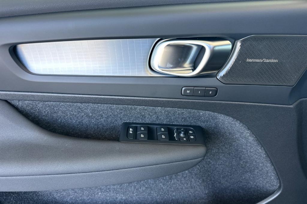 2026 Volvo XC40 B5 ULTRA BLACK EDITION — фото 10