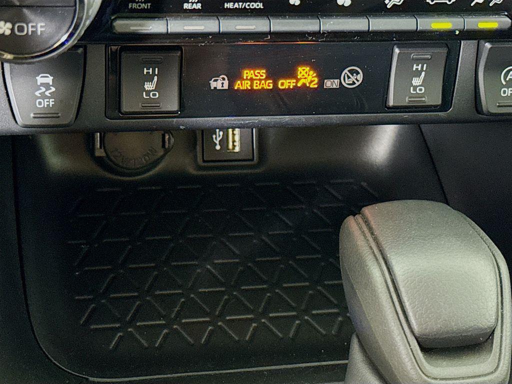2024 Toyota RAV4 XLE thumbnail 12