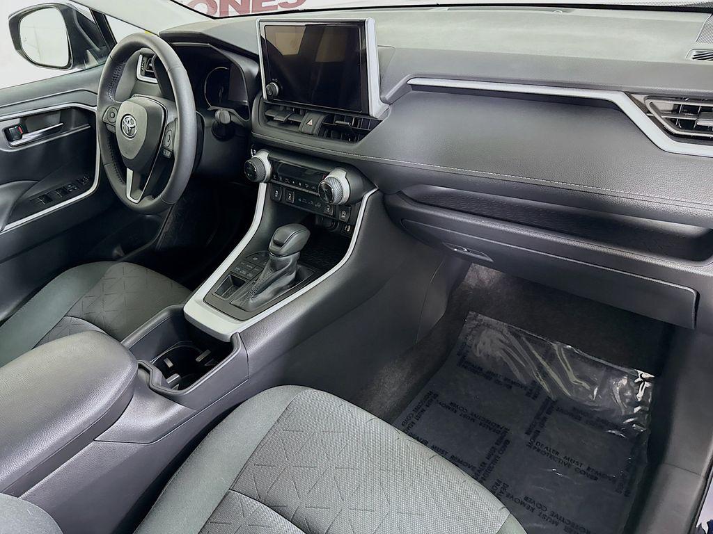 2024 Toyota RAV4 XLE thumbnail 33