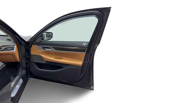 صورة 9 لـ 2020 BMW 740 740I
