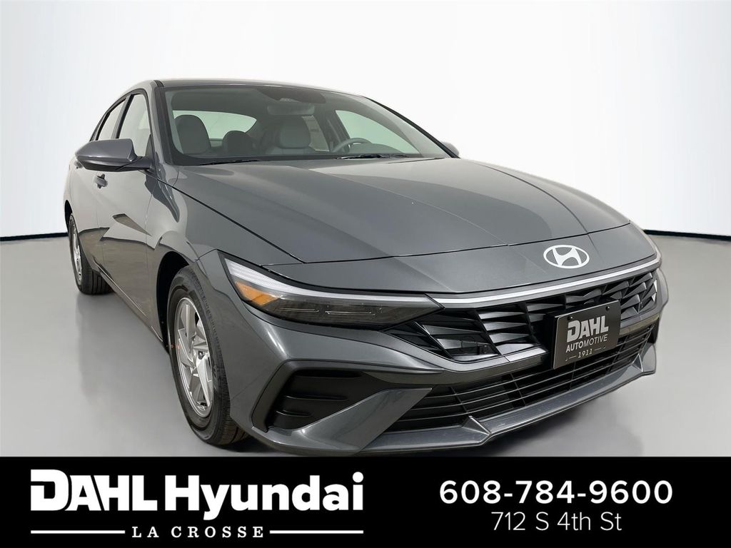 New 2026 Hyundai ELANTRA SE