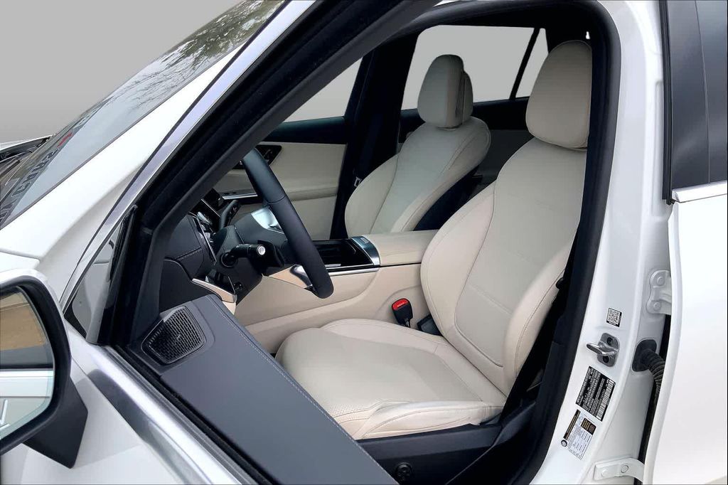 صورة 8 لـ 2025 Mercedes-BENZ GLC