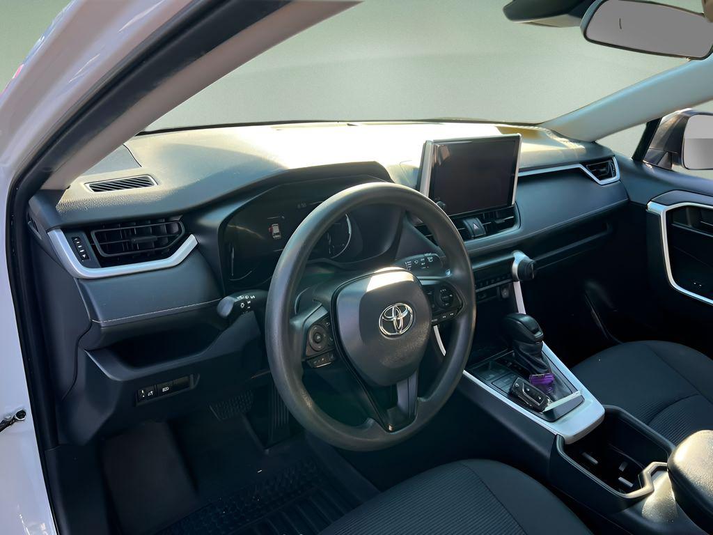 صورة 10 لـ 2024 Toyota RAV4 LE