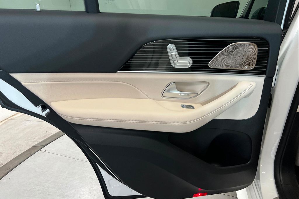 2026 Mercedes-BENZ GLE — миниатюра 17