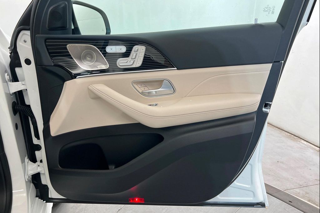 2026 Mercedes-BENZ GLE — миниатюра 21
