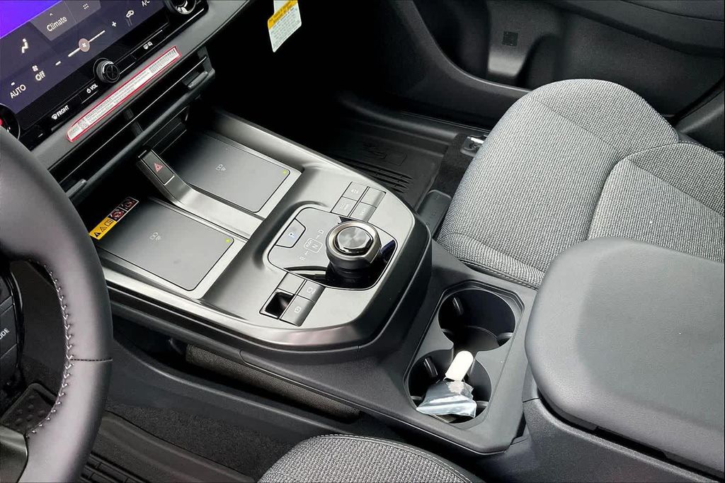 2026 Toyota BZ XLE PLUS — фото 7