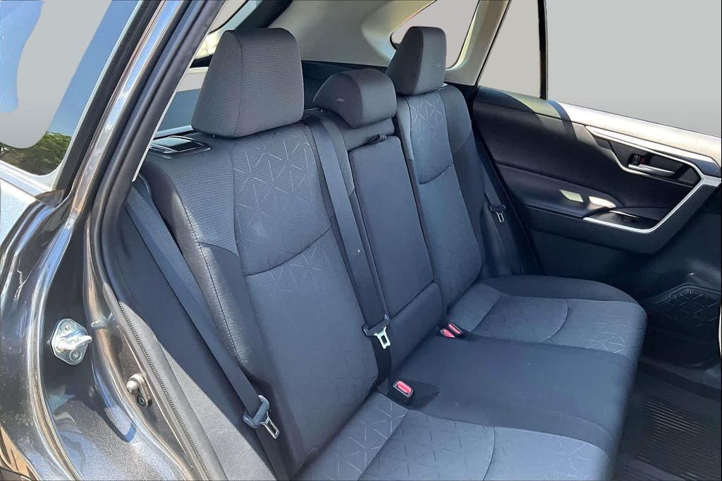 2021 Toyota RAV4 XLE — миниатюра 16