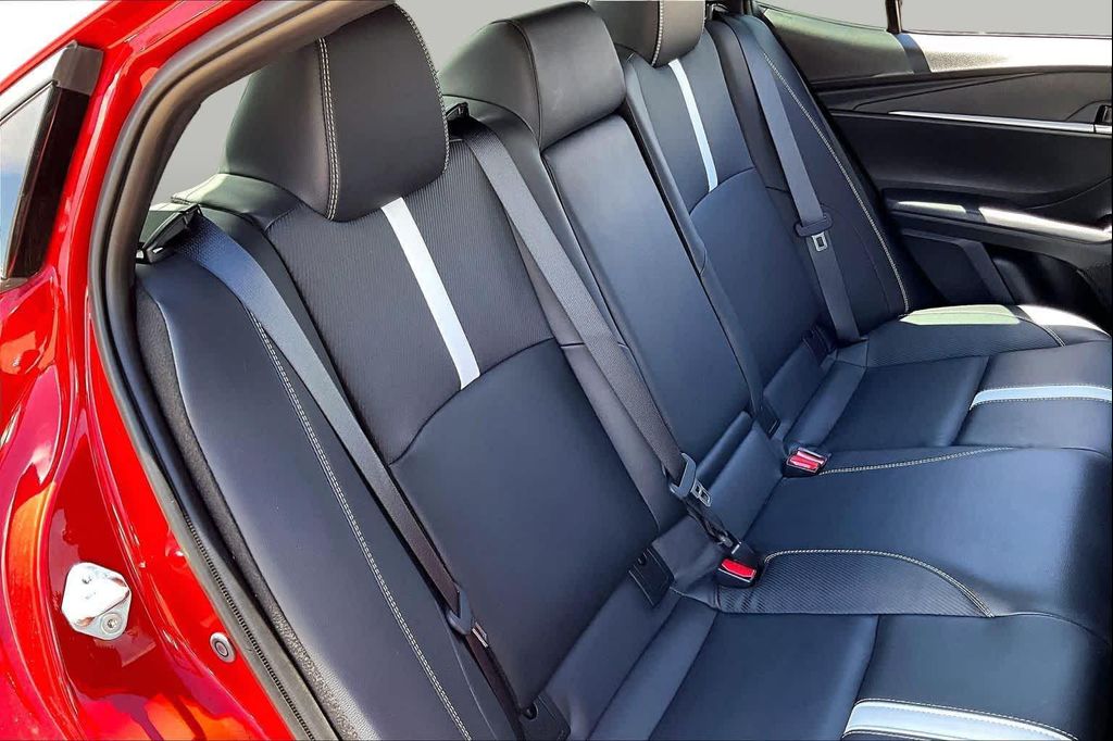 صورة 17 لـ 2025 Toyota CAMRY SE