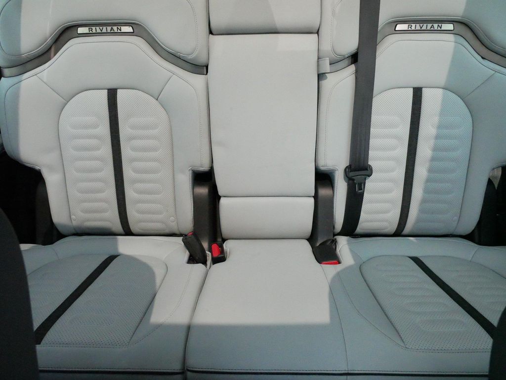 صورة مصغرة 13 لـ 2023 Rivian R1S ADVENTURE