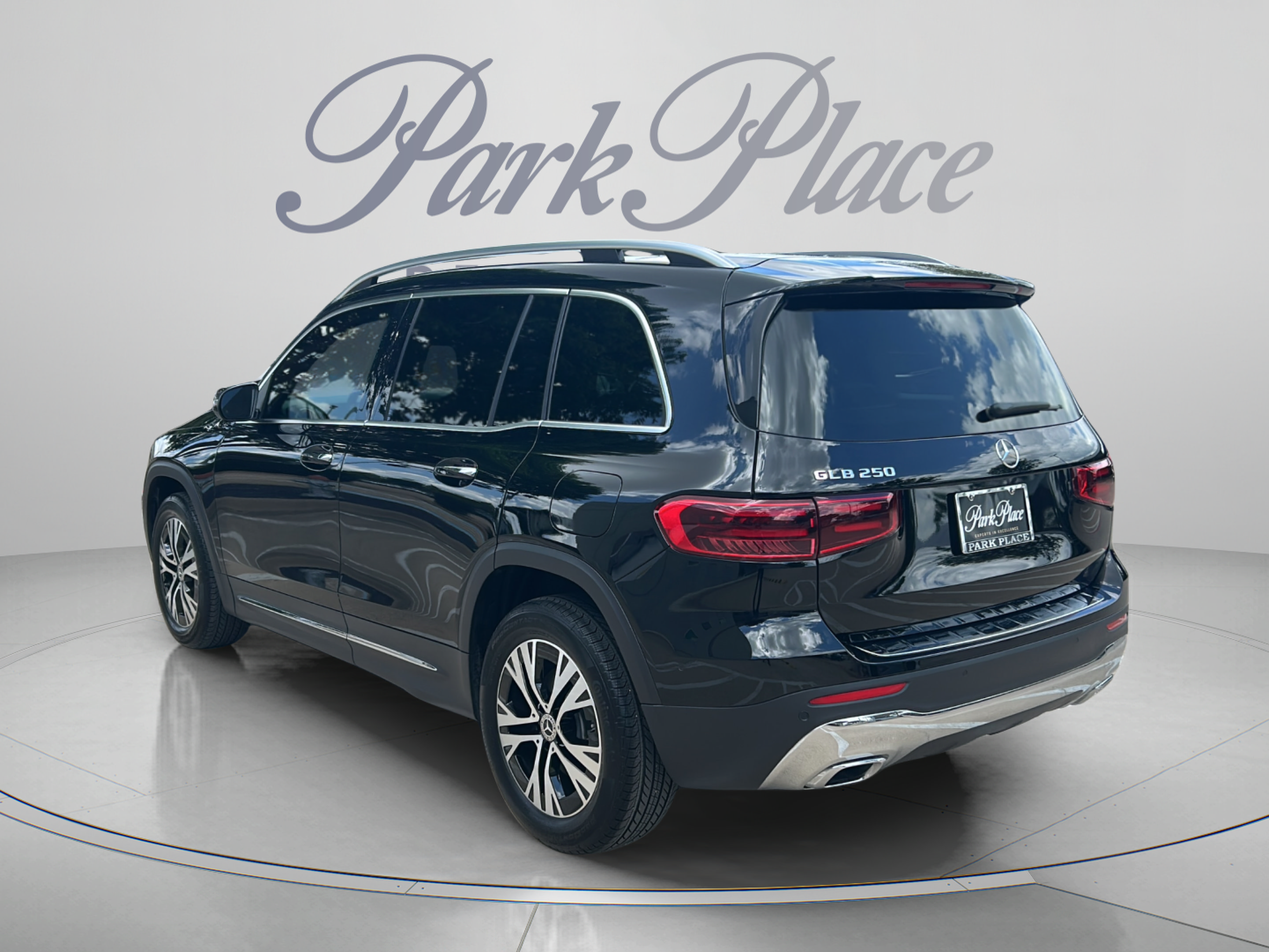 2025 Mercedes-BENZ GLB photo 3