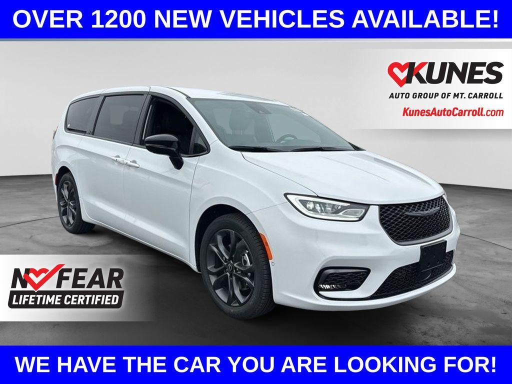 New 2026 Chrysler Pacifica Select