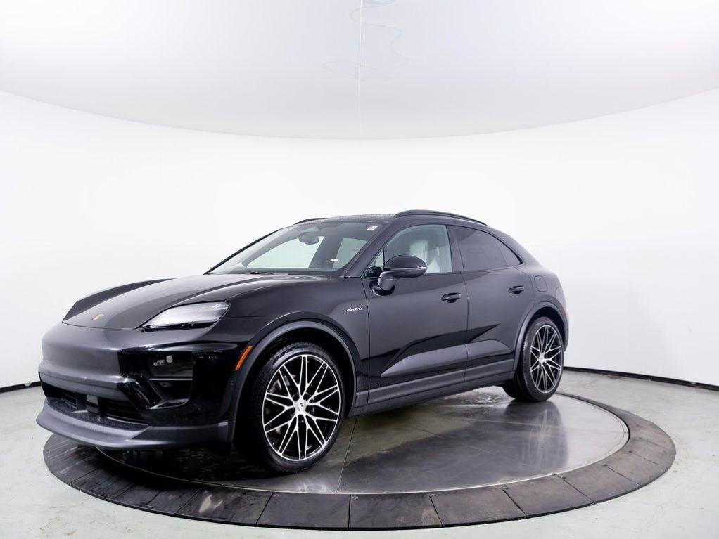 New 2025 Porsche Macan Base