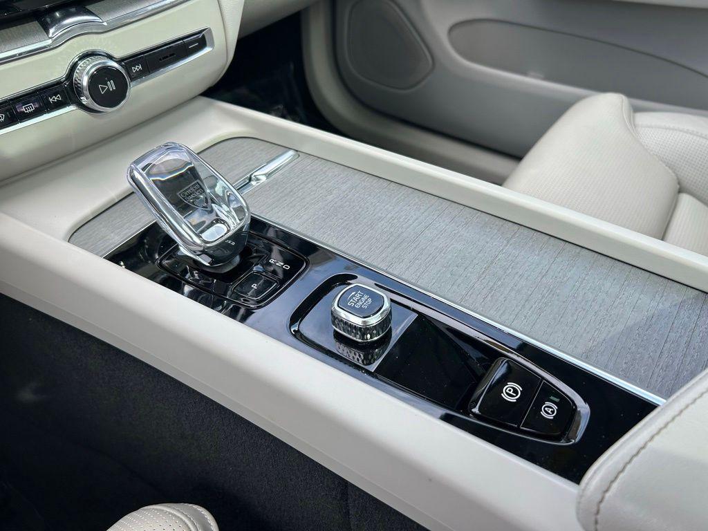 2023 Volvo XC60 B5 ULTIMATE DARK THEME — миниатюра 34