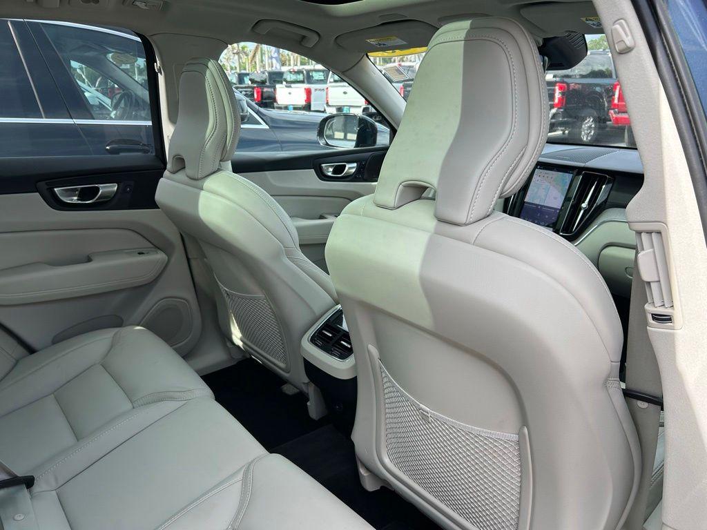 2023 Volvo XC60 B5 ULTIMATE DARK THEME — миниатюра 45