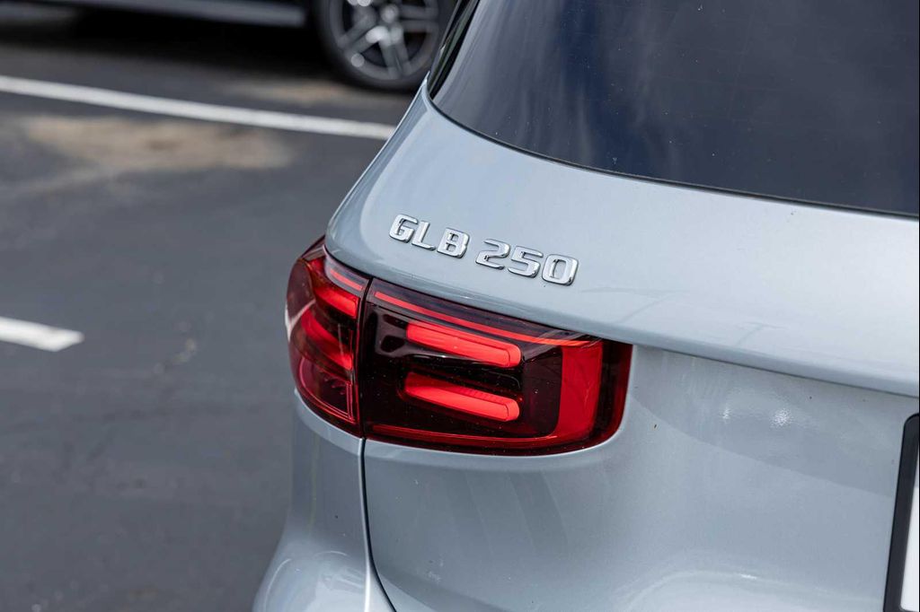 2026 Mercedes-BENZ GLB — миниатюра 32