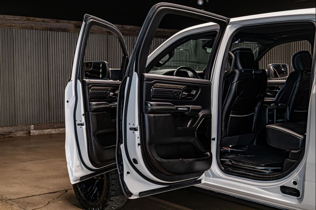 صورة مصغرة 27 لـ 2025 RAM 1500 LIMITED