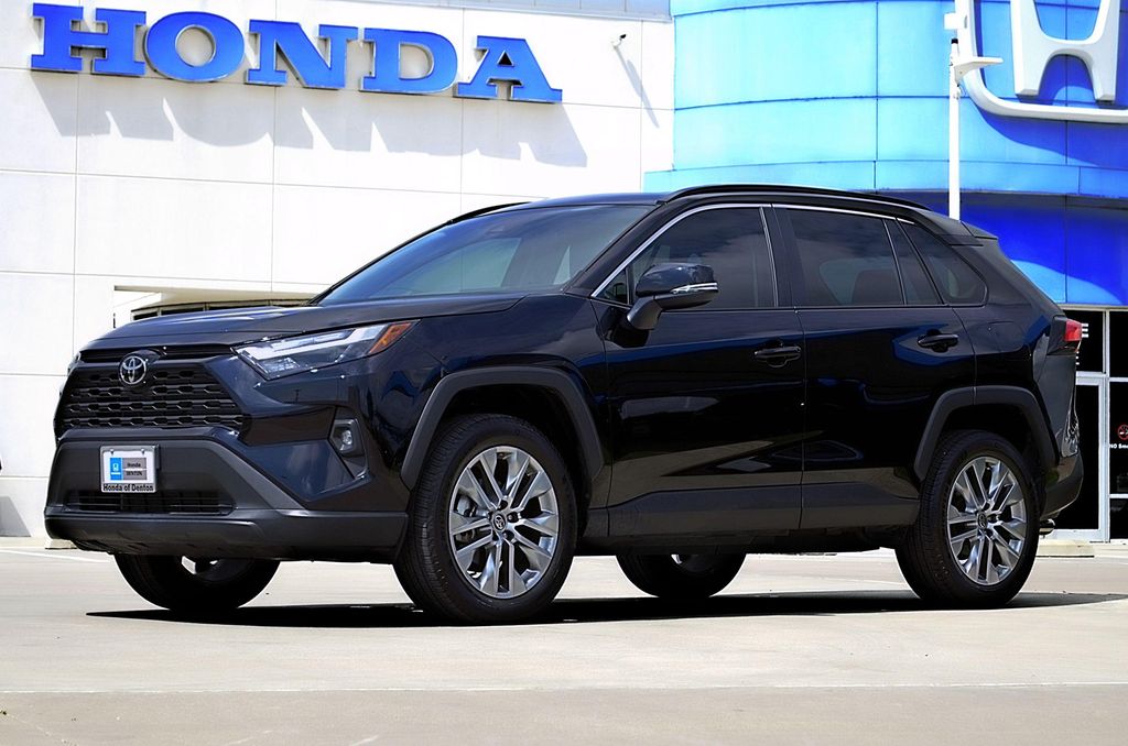 2025 Toyota RAV4 XLE PREMIUM — фото 1