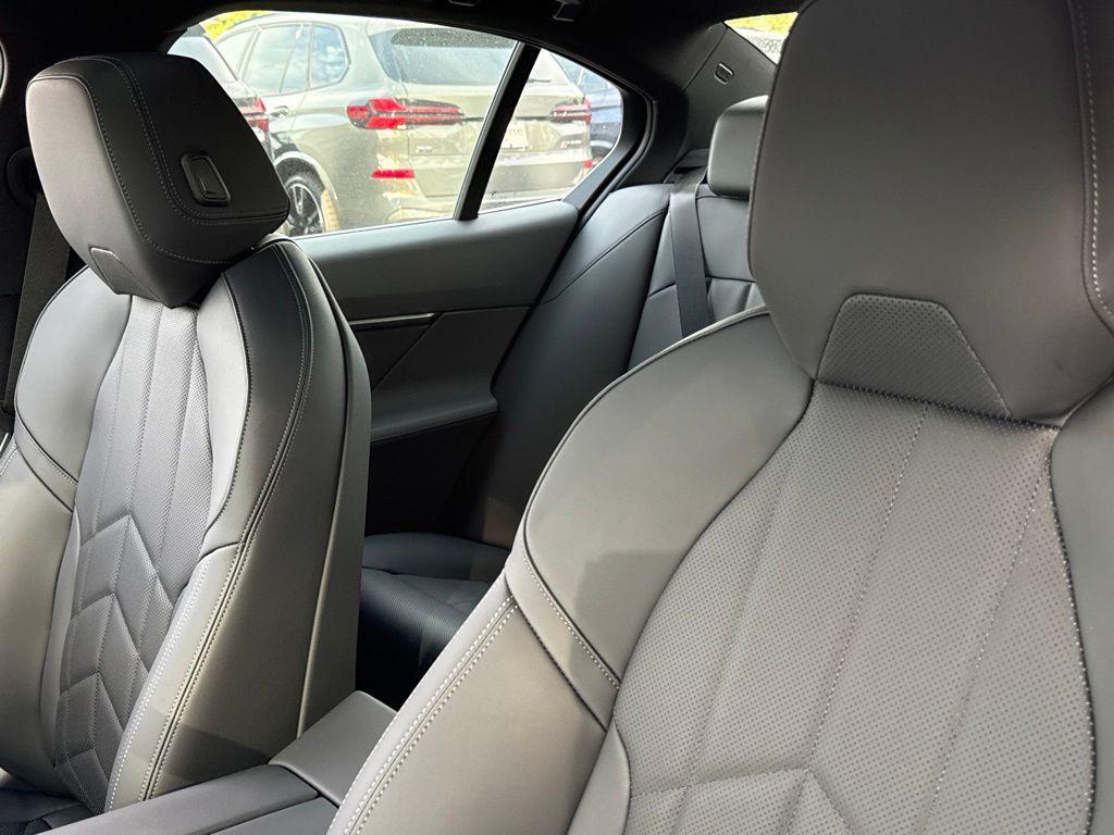 2027 BMW 530 I — миниатюра 17