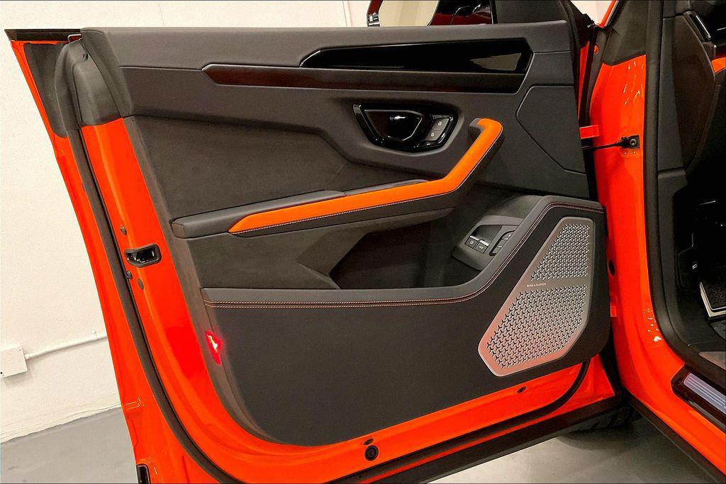 2025 Lamborghini URUS SE thumbnail 19