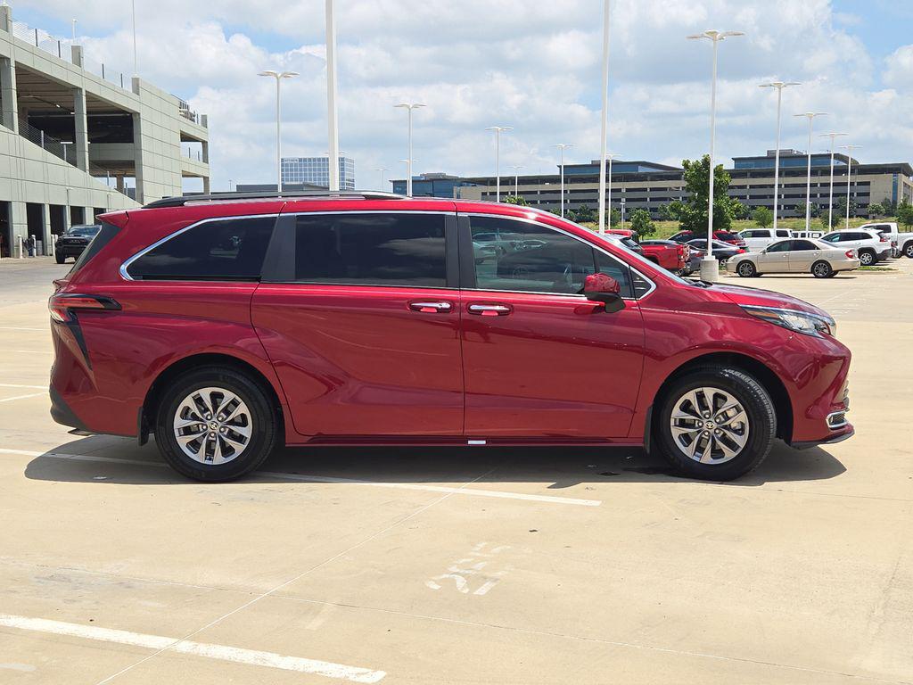 2022 TOYOTA SIENNA XLE photo 5