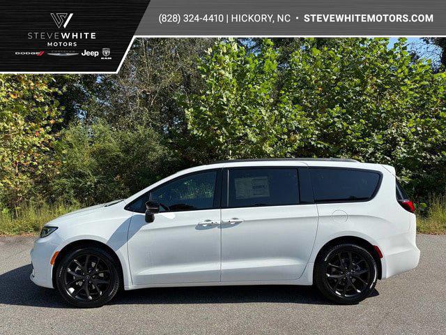 New 2026 Chrysler Pacifica Select